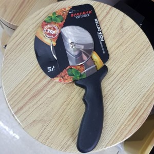 اداة تقطيع بيتزا عجل مع مقبض SHENGYA TOP PIZZA CUTTER